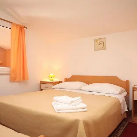 Apartman With Parking Space - 7039 Umag